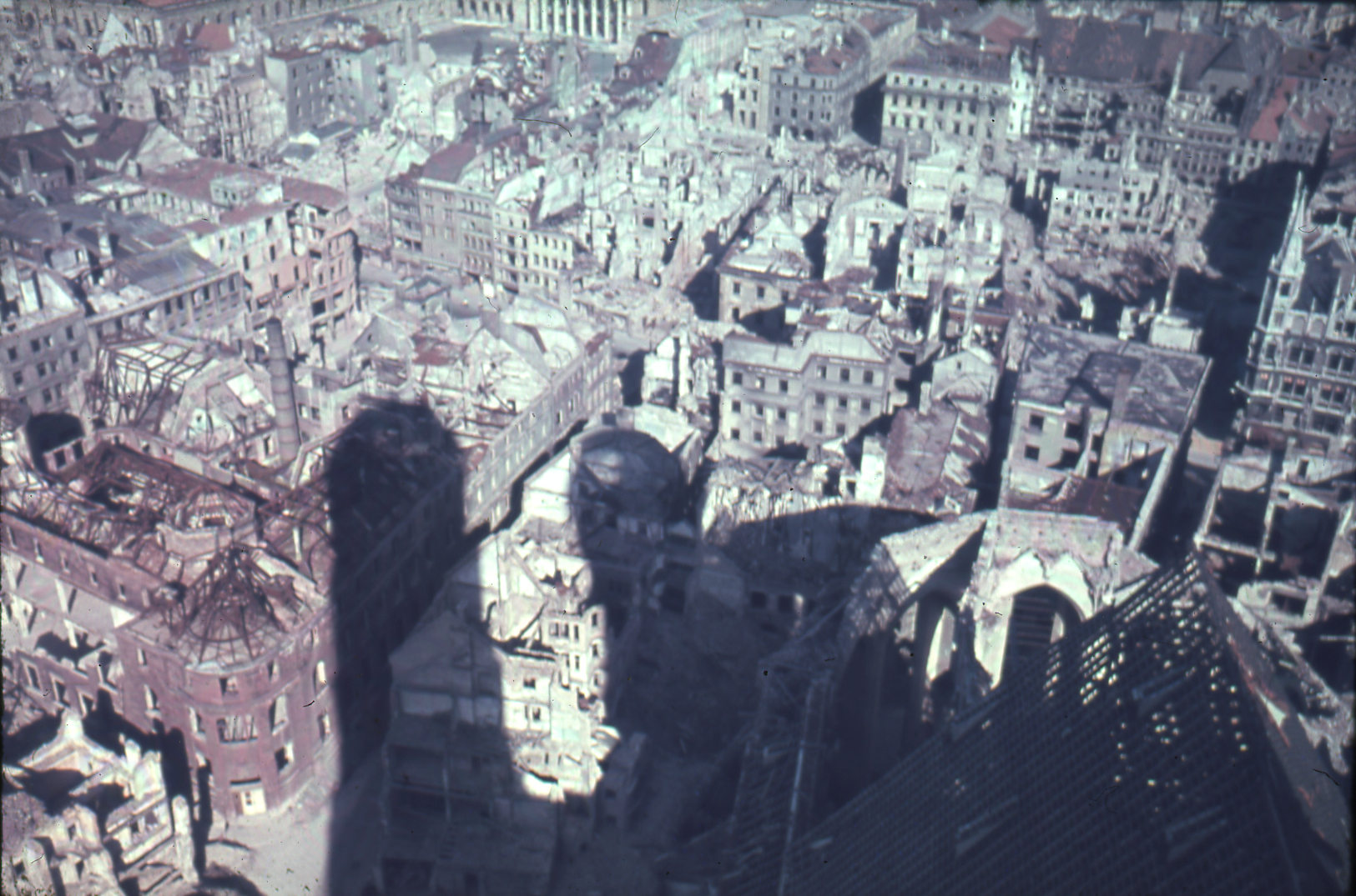 Blick über den zerstörten Chor des Doms nach Osten zum heutigen Marienhof Blick über den zerstörten Chor des Doms nach Osten zum heutigen Marienhof