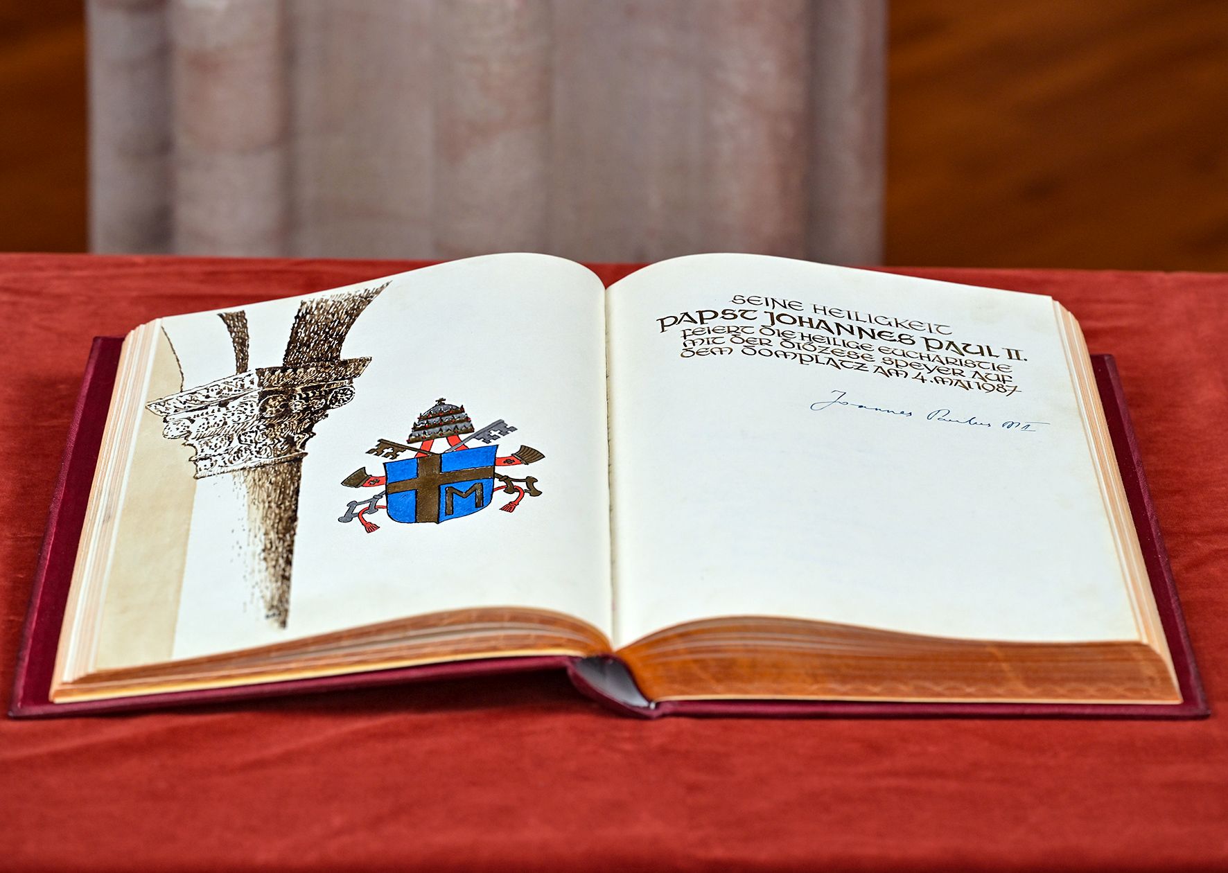 Papst Johannes Paul II. unterschrieb bei seinem Speyer-Besuch 1987