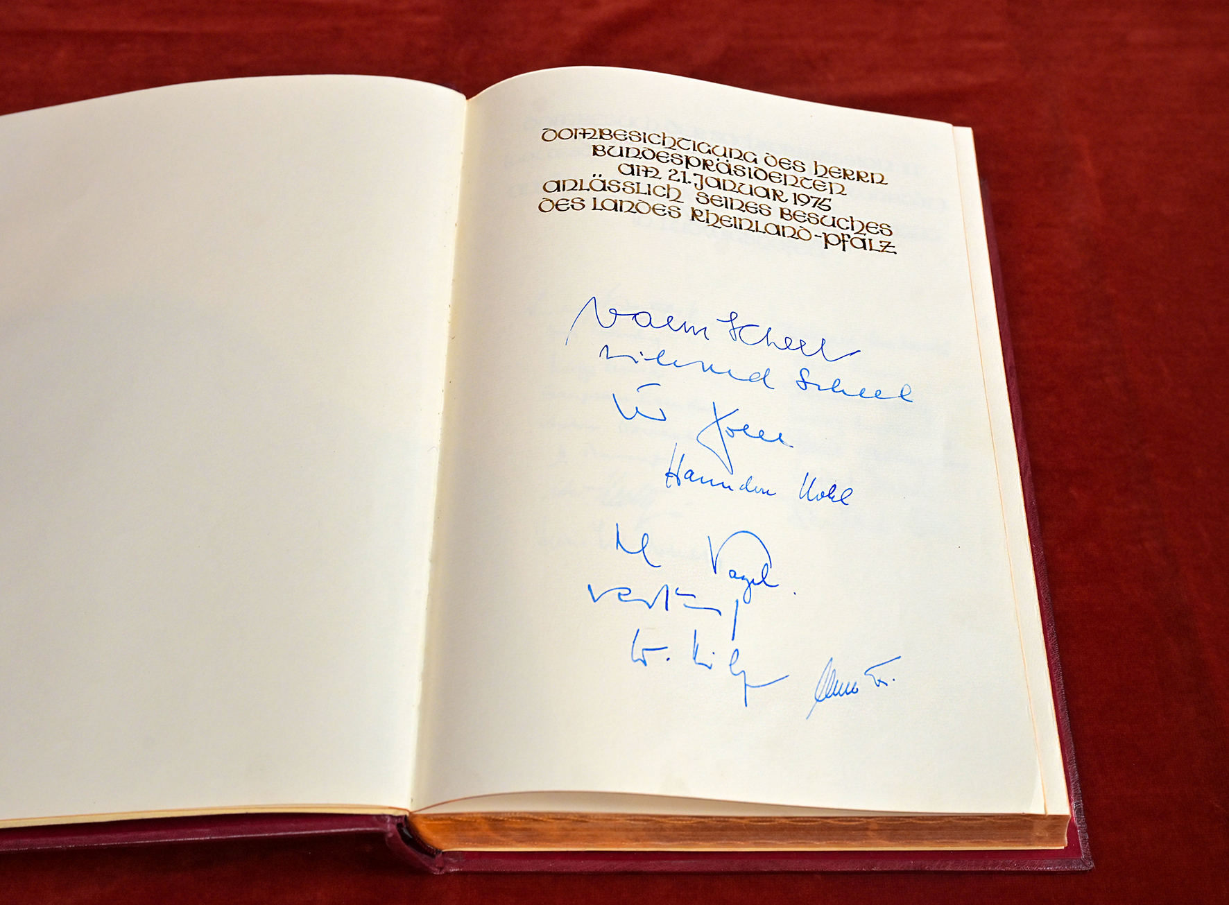 Der erste Eintrag im Goldenen Buch des Doms von Bundespräsident Walter Scheel