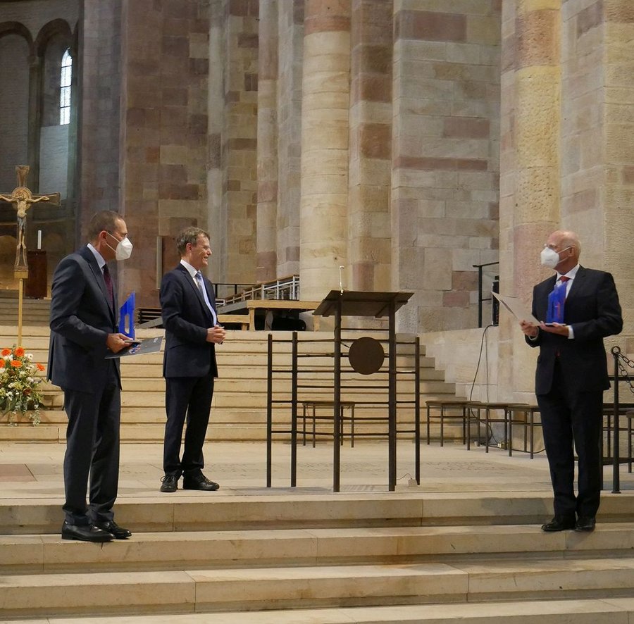 Professor Dr. Bernhard Schneider (Mitte) ehrt Dr. Kurt Andermann (rechts) und Dr. Gerhard Fouquet (links).